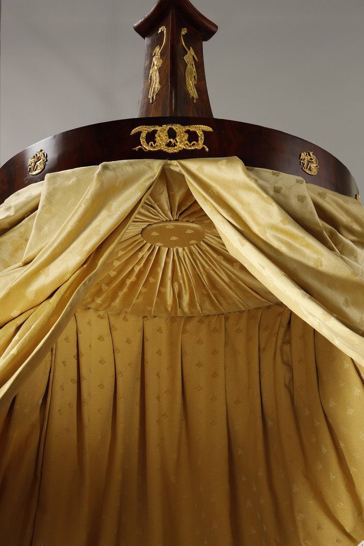Grande letto a slitta in stile Impero e baldacchino 