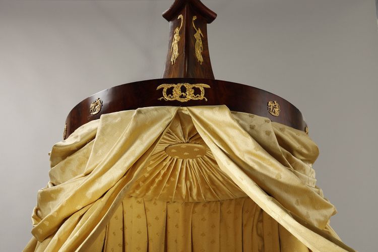 Grande letto a slitta in stile Impero e baldacchino 