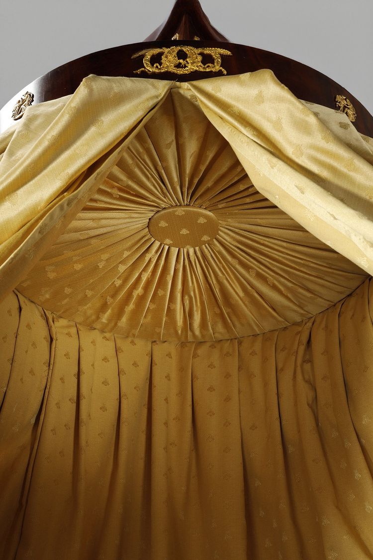 Grande letto a slitta in stile Impero e baldacchino 