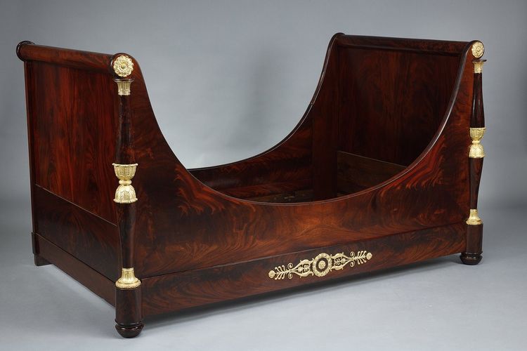 Grande letto a slitta in stile Impero e baldacchino 