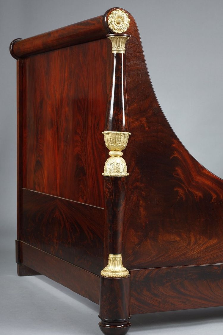 Grande letto a slitta in stile Impero e baldacchino 