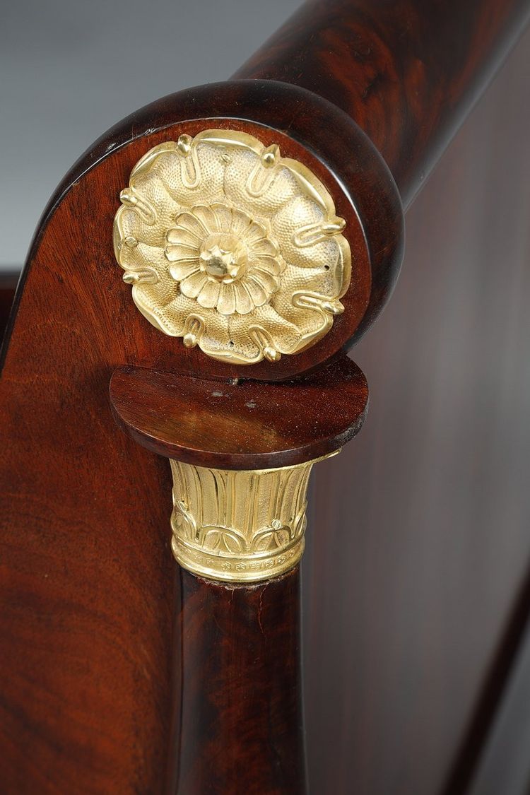 Grande letto a slitta in stile Impero e baldacchino 
