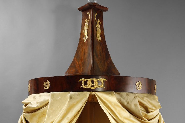 Letto e baldacchino del periodo di restauro