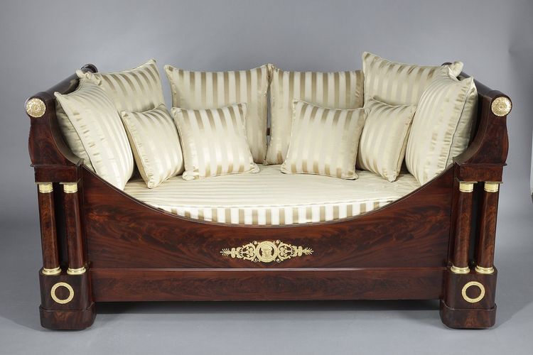 Letto e baldacchino del periodo di restauro