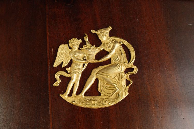 Letto e baldacchino del periodo di restauro
