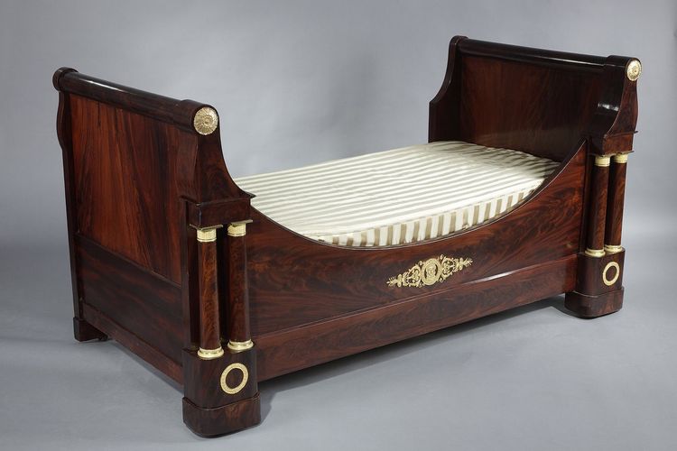 Letto e baldacchino del periodo di restauro