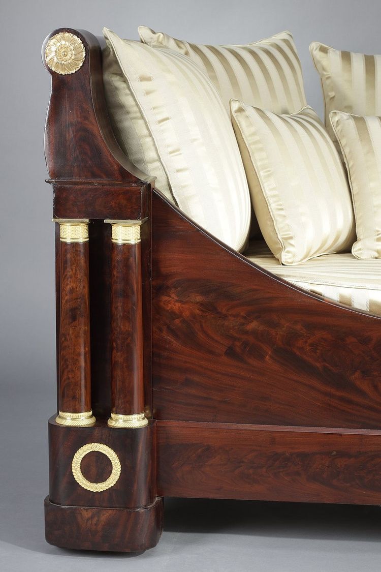 Letto e baldacchino del periodo di restauro