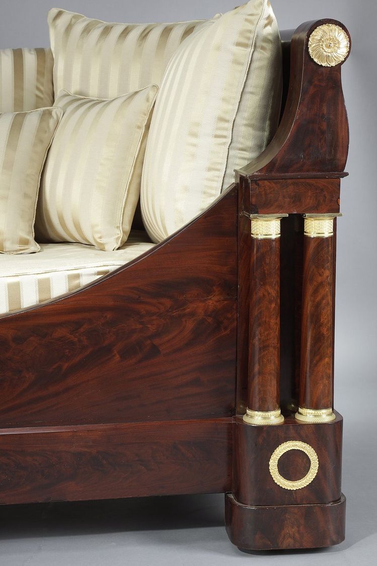 Letto e baldacchino del periodo di restauro
