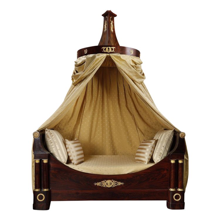 Letto e baldacchino del periodo di restauro