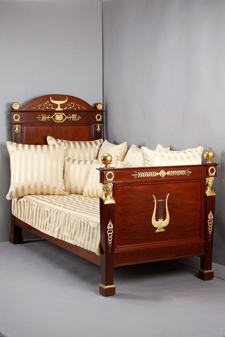 Empire-Bett mit Baldachin