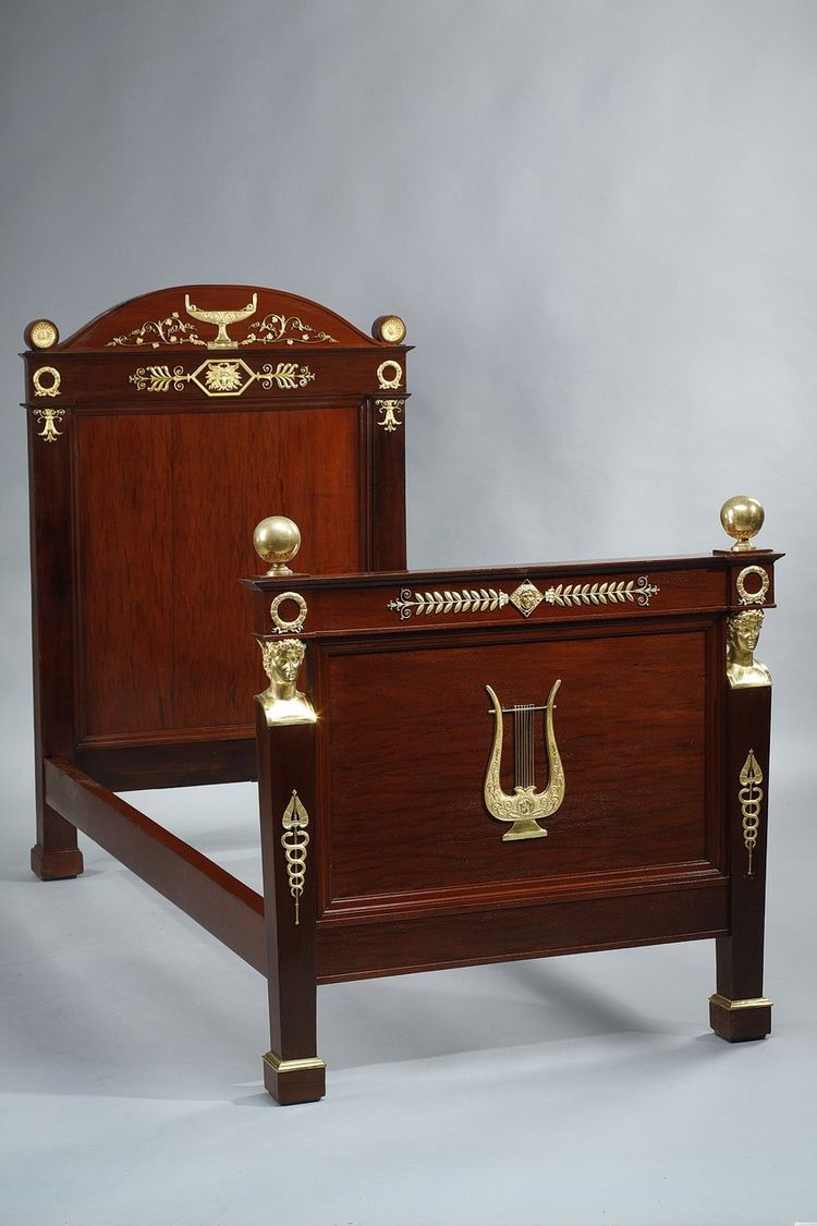 Empire-Bett mit Baldachin