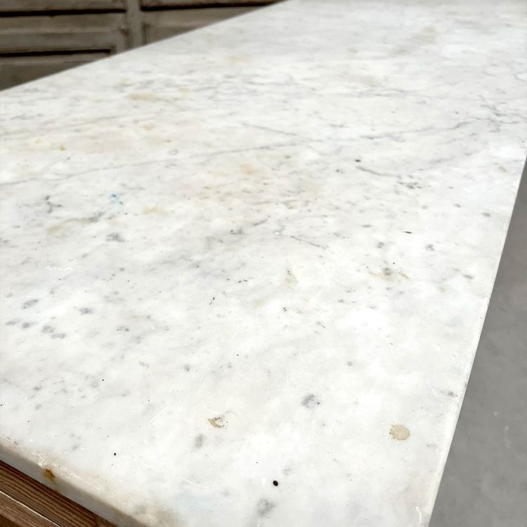 Bancone commerciale in abete con piano in marmo di Carrara