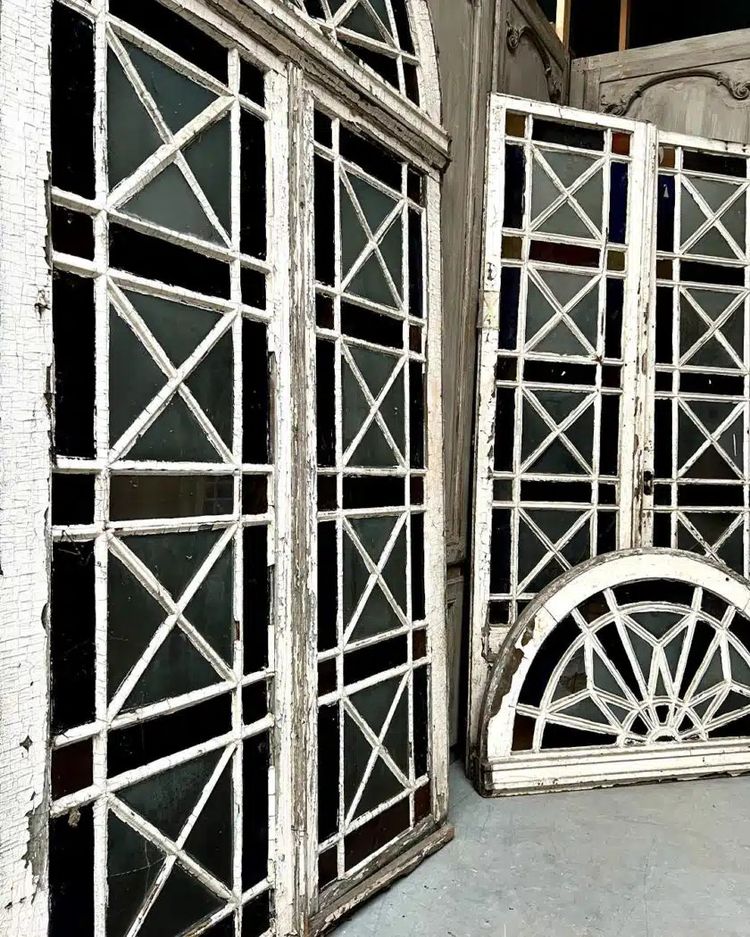 Double orangery door and its pair of colored glass bay windows