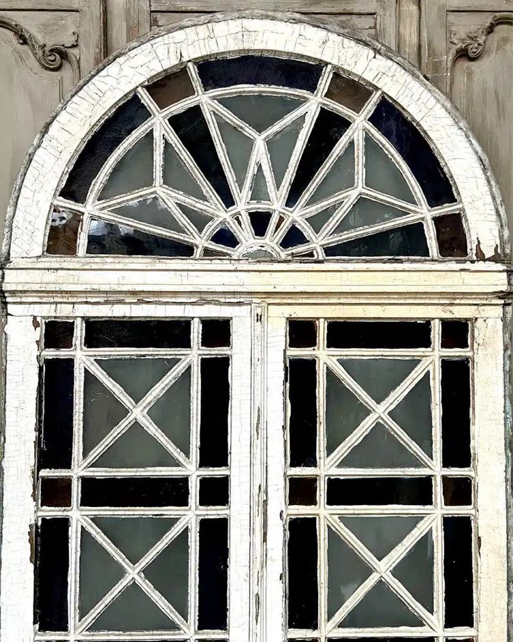 Double orangery door and its pair of colored glass bay windows