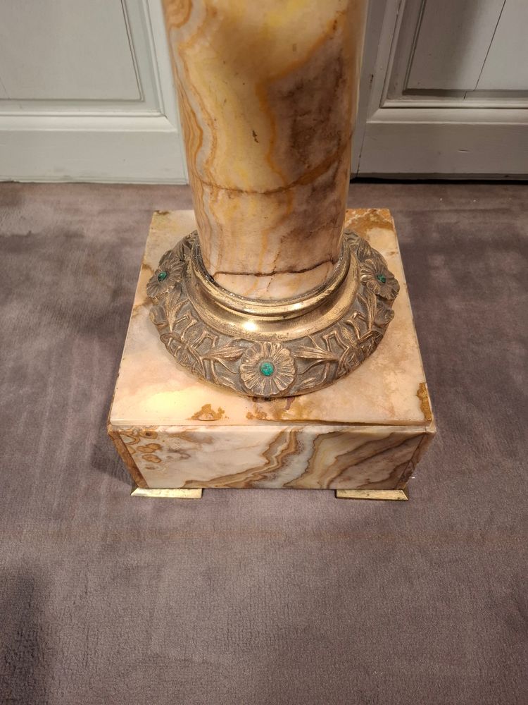 Säule aus Marmor und Bronze aus der Zeit des Jugendstils.