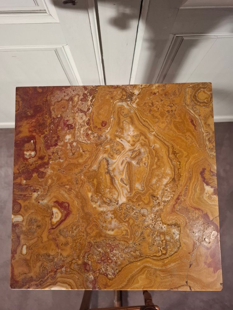 Säule aus Marmor und Bronze aus der Zeit des Jugendstils.