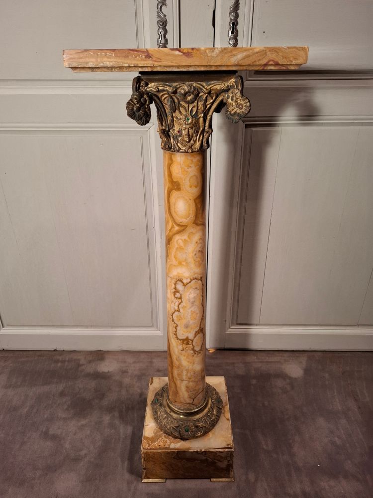 Säule aus Marmor und Bronze aus der Zeit des Jugendstils.