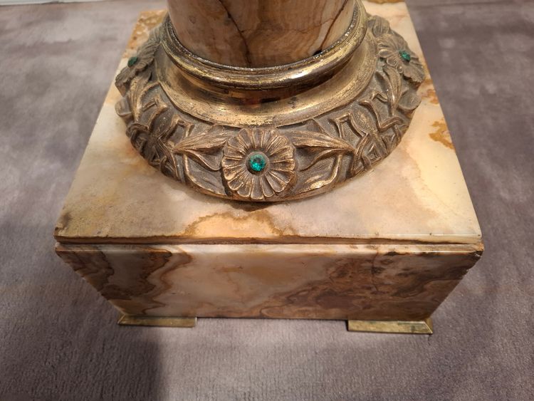 Säule aus Marmor und Bronze aus der Zeit des Jugendstils.