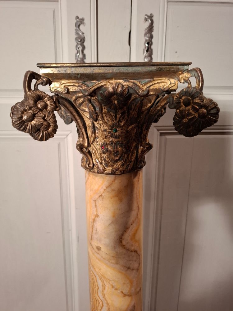 Säule aus Marmor und Bronze aus der Zeit des Jugendstils.
