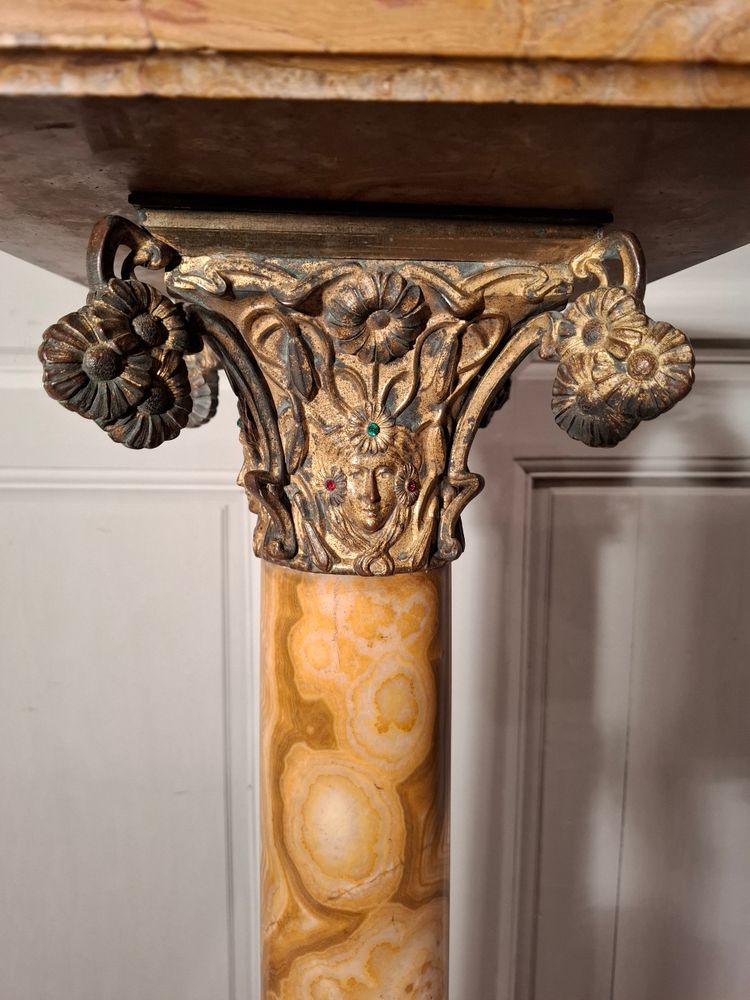 Säule aus Marmor und Bronze aus der Zeit des Jugendstils.