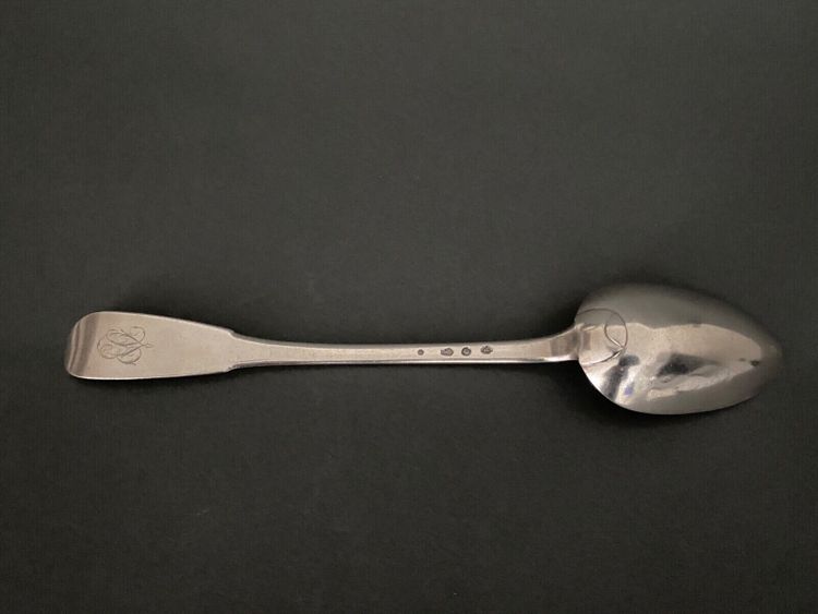 Cuillère à ragoût XVIIIe avec monogramme uniplat