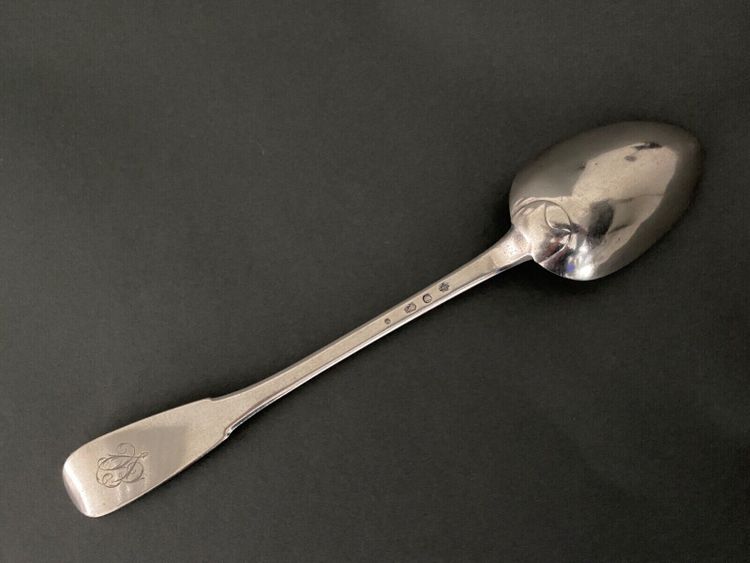 Cuillère à ragoût XVIIIe avec monogramme uniplat