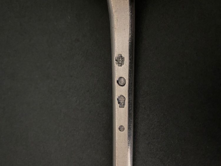 Cuillère à ragoût XVIIIe avec monogramme uniplat