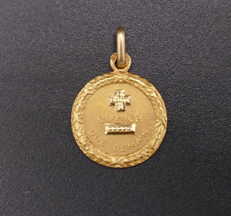 Augis Médaille d'Amour, 18 Karat Gold