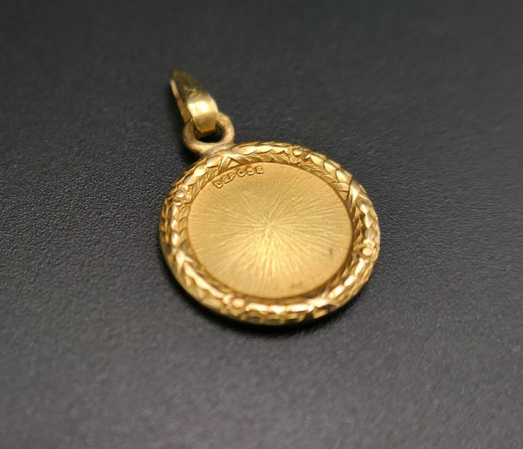 Augis Médaille d'Amour, 18 Karat Gold