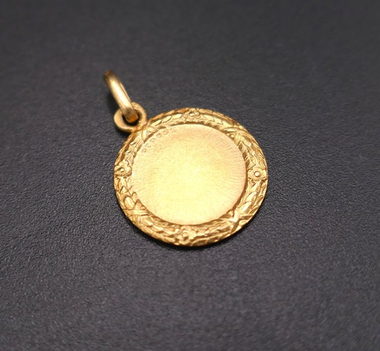 Augis Médaille d'Amour, 18 Karat Gold