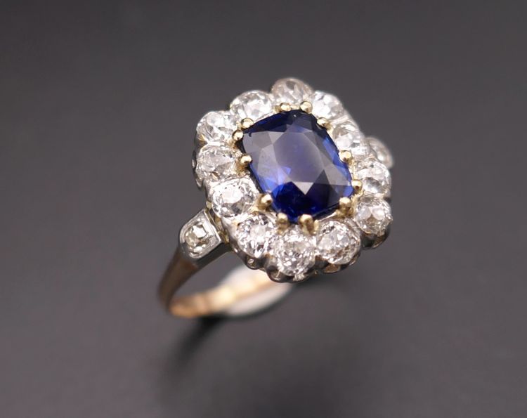Bague Ornée d'Un Saphir Et Diamants, Or Et Platine.