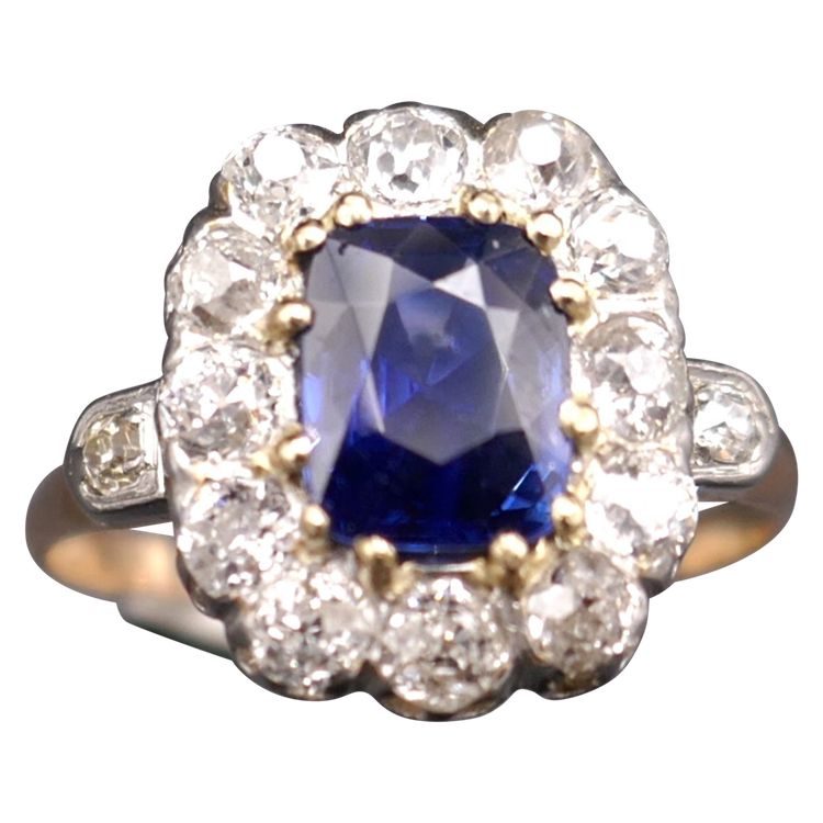 Bague Ornée d'Un Saphir Et Diamants, Or Et Platine.