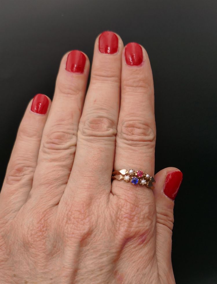 Antiker Ring mit Pferdekopf-Stempel, roten und blauen Steinen und Perlen.