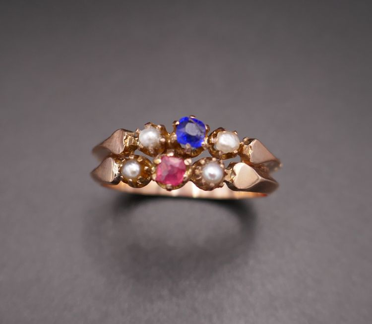 Antiker Ring mit Pferdekopf-Stempel, roten und blauen Steinen und Perlen.