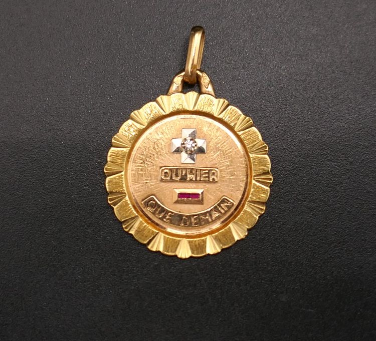 Médaille d'Amour Augis, Diamant, Or 18 Carats.