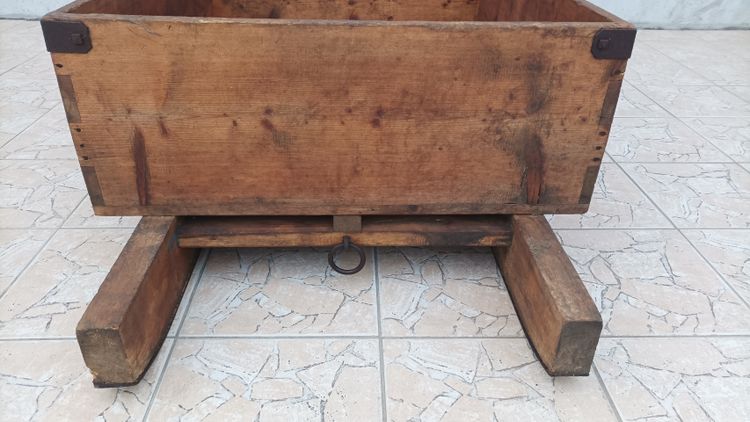 Bedeutender Heuschlitten aus Kiefernholz