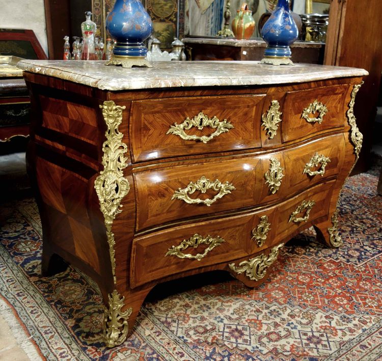 Commode tombeau estampillée Pierre Migeon