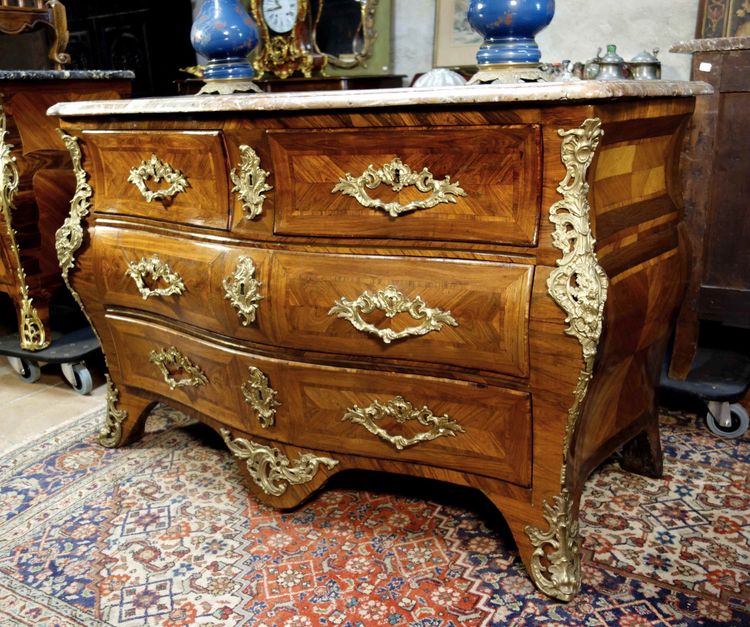 Commode tombeau estampillée Pierre Migeon