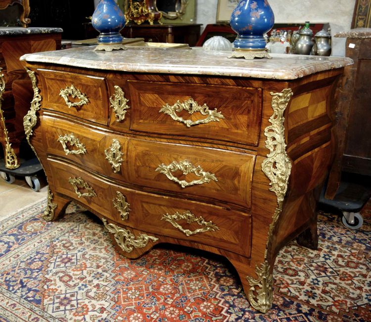 Commode tombeau estampillée Pierre Migeon