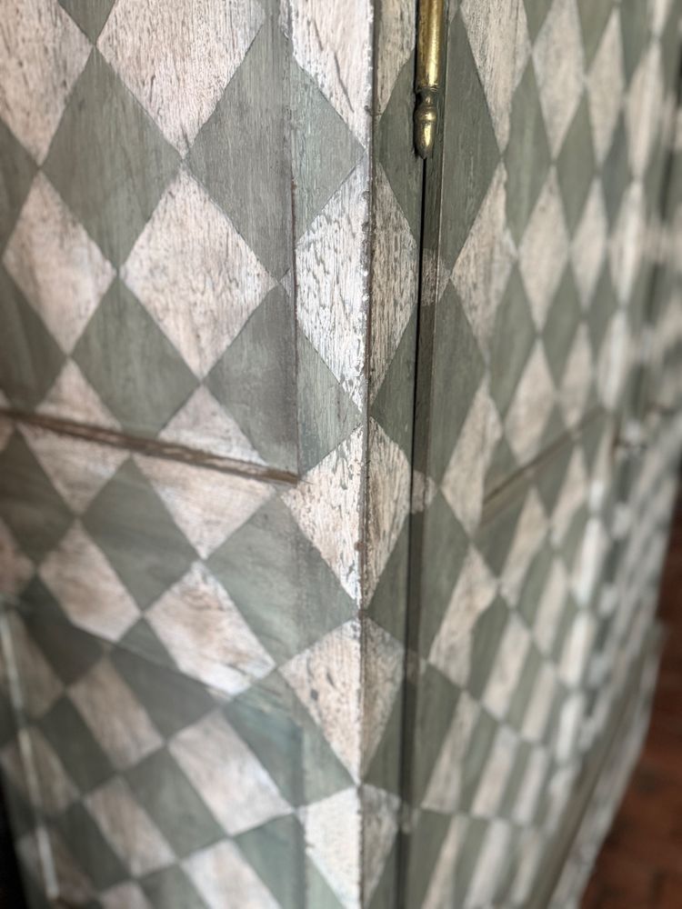 Lingère (garde robe)datant du 19e siècle patinée de forme carrée colorée 