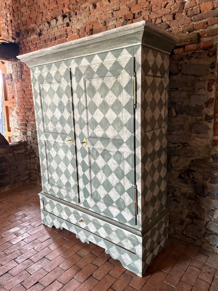 Lingère (garde robe)datant du 19e siècle patinée de forme carrée colorée 