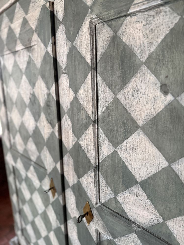 Lingère (garde robe)datant du 19e siècle patinée de forme carrée colorée 