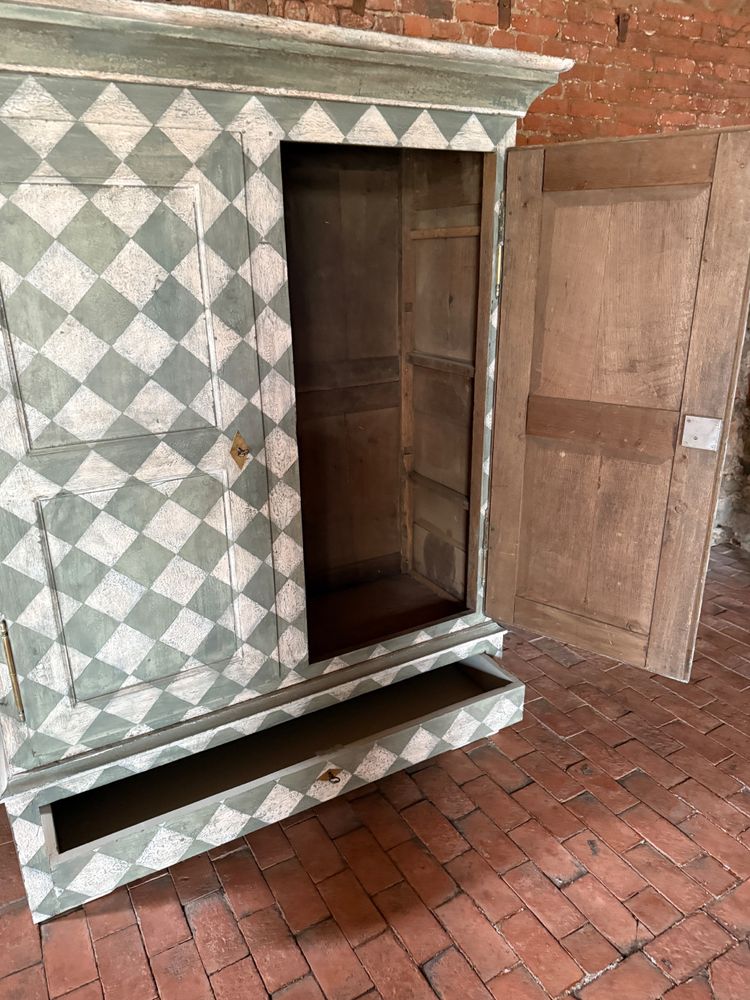 Lingère (garde robe)datant du 19e siècle patinée de forme carrée colorée 