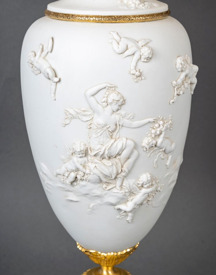 Une paire de vases en biscuit de sèvres montés en lampes, XIXème siècle 