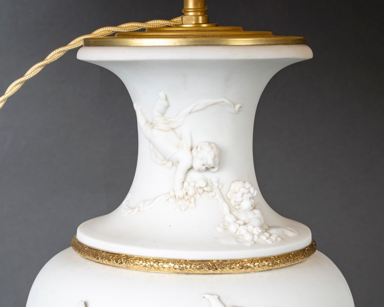 Une paire de vases en biscuit de sèvres montés en lampes, XIXème siècle 