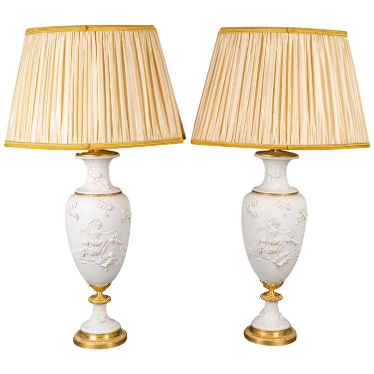 Une paire de vases en biscuit de sèvres montés en lampes, XIXème siècle 
