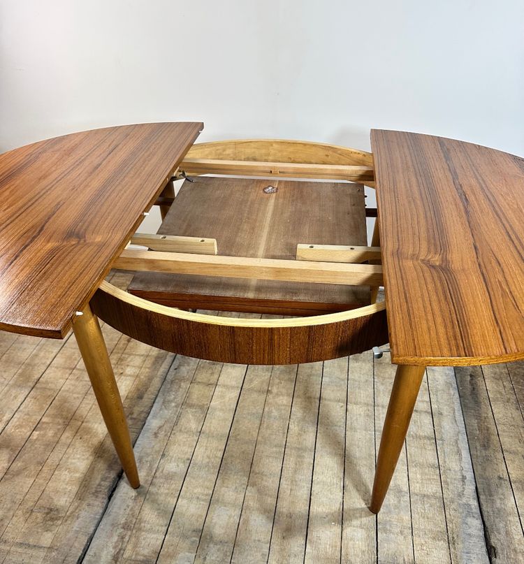 Tavolo scandinavo rotondo in teak con foglia a farfalla anni '60