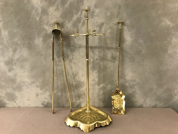 Antique fireplace set in polished and varnished brass from the 19th century