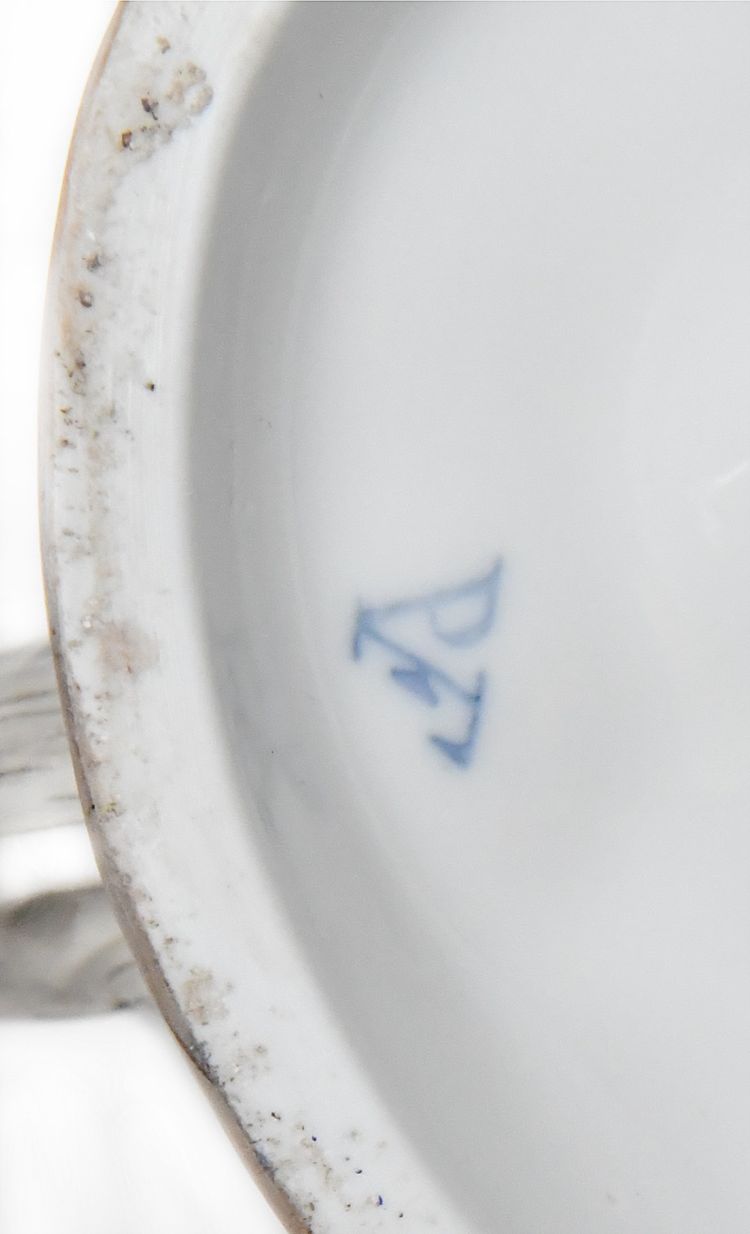Groupe en porcelaine représentant un homme avec un cheval cabré 