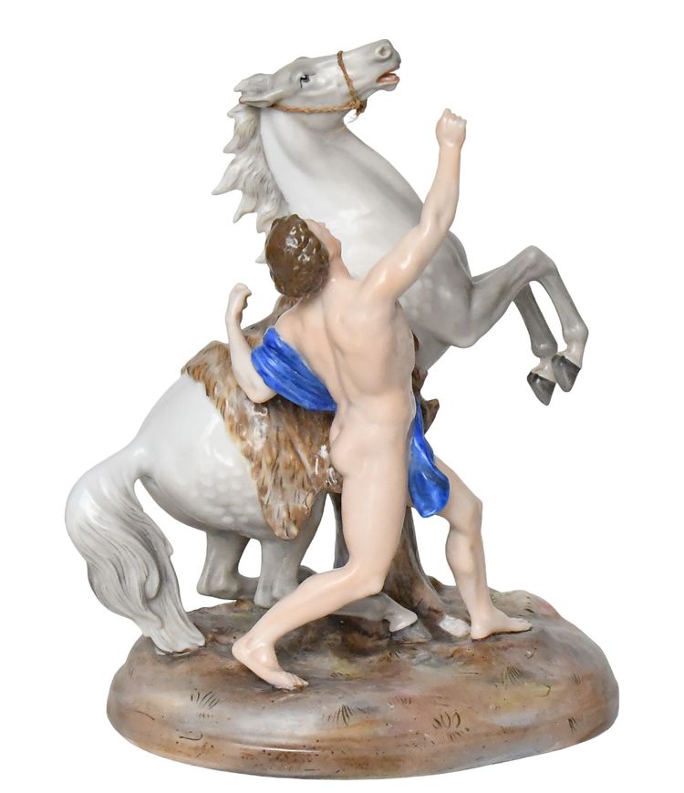 Groupe en porcelaine représentant un homme avec un cheval cabré 
